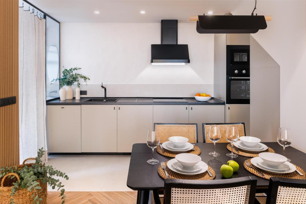 Magno Apartments Robles With Jacuzzi And Private Parking Севиля Екстериор снимка