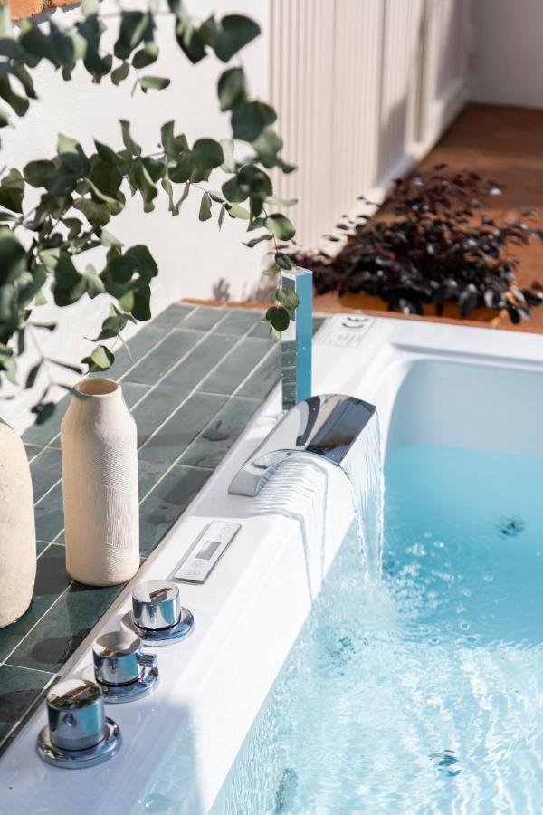 Magno Apartments Robles With Jacuzzi And Private Parking Севиля Екстериор снимка